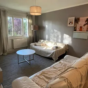 https://le-t3-situ-au-calme-dans-coproprit-ferm-a-manissieux.hotels-rhonealpes.com